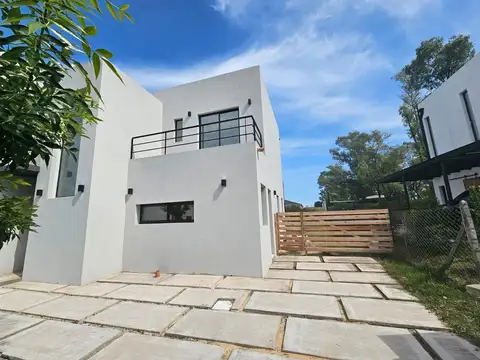 Casa en Venta en Pilar del Este - Santa Lucia, USD 215.000