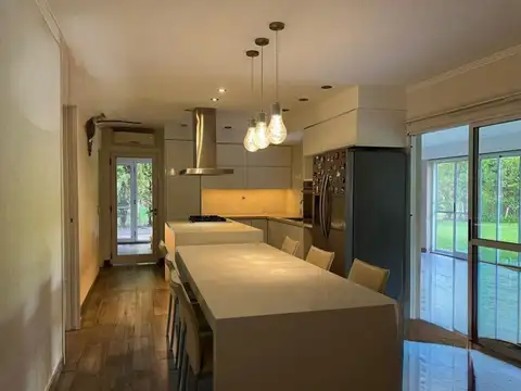 Casa de 6 ambientes con pileta en venta