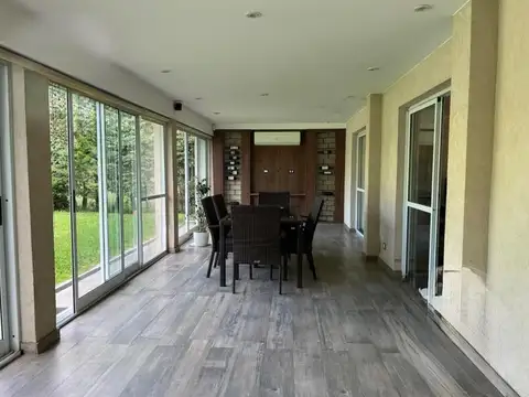 Casa 6 ambientes con 4 baños