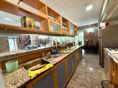 Casa en Alquiler con 4 cocheras