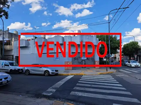 Local sobre Lote Propio en esquina con espacio aéreo - Flores