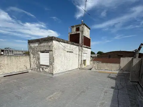 Edificio comercial en venta - 2 Dormitorios 2 Baños - Depósito - Mataderos