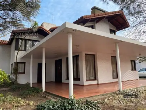 Casa 10 ambientes con 4 baños