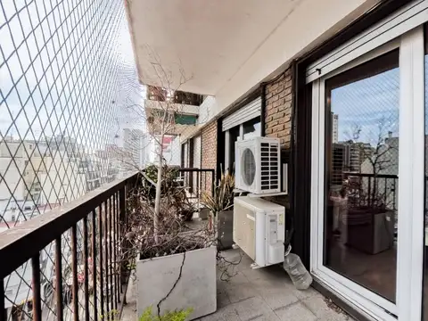 Semipiso 2 amb. Con balcón, cochera y baulera
