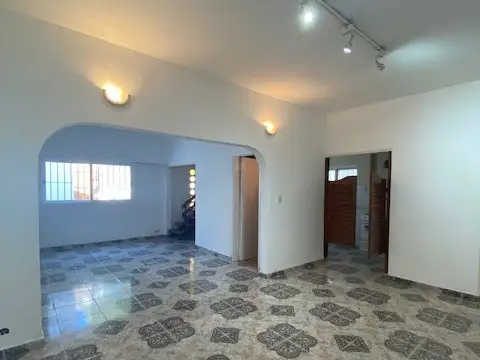 CASA 4 AMBIENTES CON COCHERA EN VILLA BALLESTER