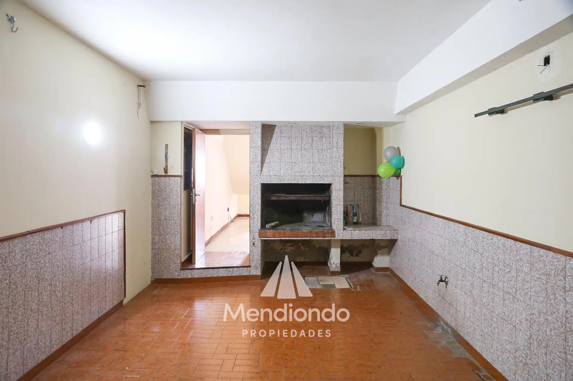 Casa 5 amb con 4 dormitorios, patio y parrilla — cochera cubierta, Balcarce