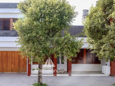 Casa 5 amb con cochera y patio. 200m2 cubiertos - Zona Centro en Balcarce