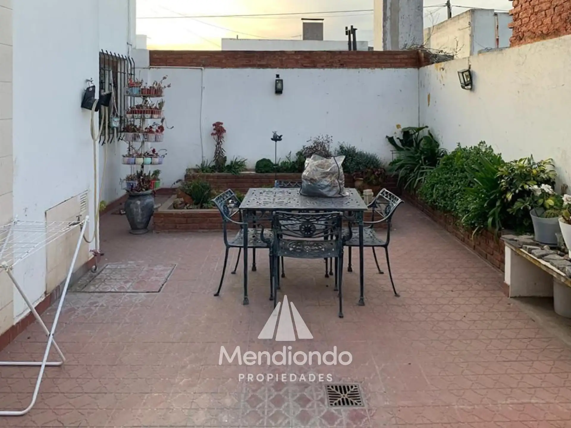 Casa 5 amb con 4 dormitorios, patio y parrilla — cochera cubierta, Balcarce