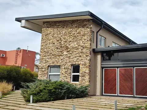 Casa 12 ambientes con 4 baños