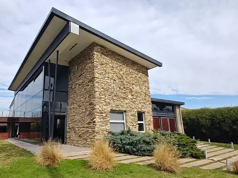 PUERTO ROLDAN - Impresionante casa frente al golf!