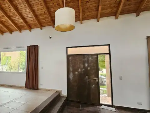 Casa Gerencial en Barrio Privado Jardines del Hilmar, Plottier