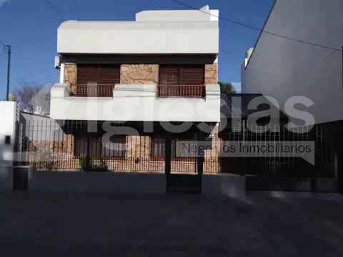 Muy bonito chalet desarrollado en dos plantas sobre lote de 10 x 30 metros.