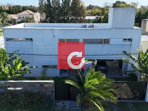 Casa en Venta con 2 cocheras