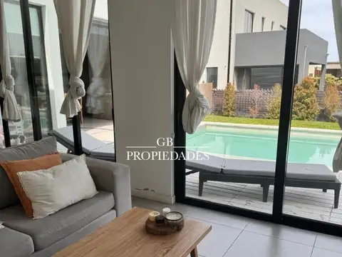 Casa 5 ambientes con 4 baños