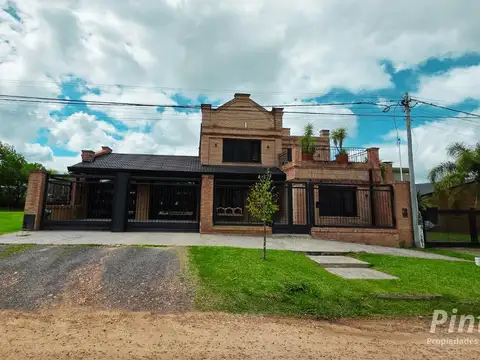 Imponente propiedad sobre av. mitre de la ciudad de villa elisa. para exigentes.