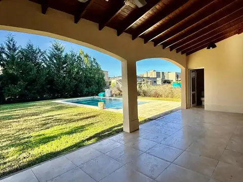 Casa en Alquiler con 4 cocheras