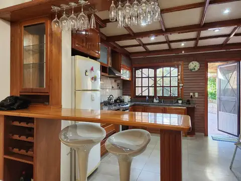 Casa 4 ambientes con 2 baños
