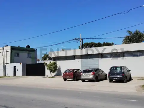 Importante propiedad comercial sobre Av.149 Los Hornos