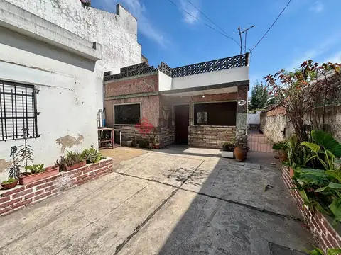 PH tipo casa   LOCAL a metros del Hospital Posadas