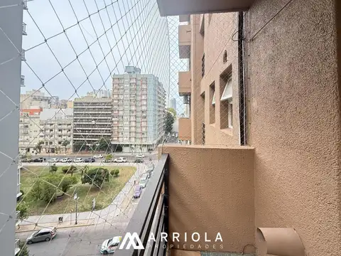 Dpto 2 amb a la calle con balcon. Con Pequeña cochera. Impecable.