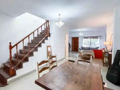 Casa en Venta con 3 cocheras
