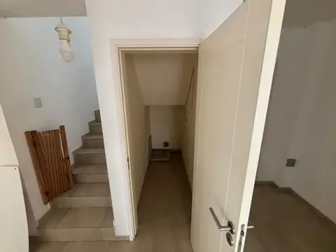 ALQUILER – Dúplex de 3 dormitorios con pileta y cochera para 2 autos en Barrio El Oasis