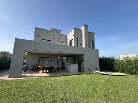 Casa 5 ambientes con 3 baños