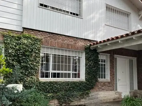 "Casa de 6 Ambientes en Venta en Ranelagh – Amplia y Funcional"