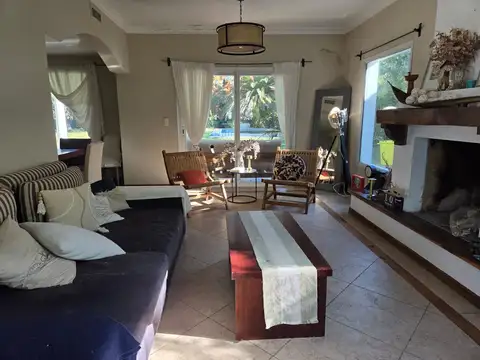 Casa 6 ambientes con 2 baños