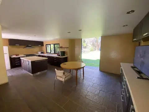 Casa en Venta con 3 cocheras