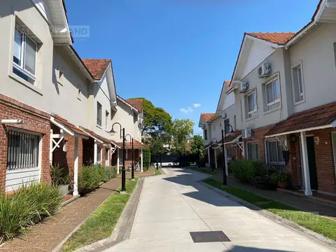 Casa tríplex en alquiler, en barrio cerrado, en Victoria, San Fernando.