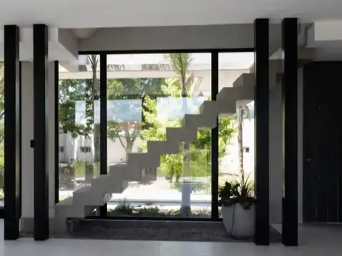 Casa 6 ambientes con 5 baños