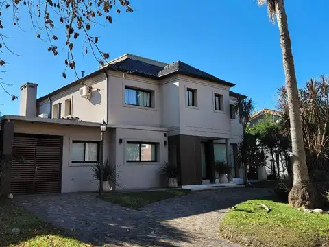 CASA 7 AMB + HAB. DE SERVICIO  - DOBLE LOTE - PISCINA