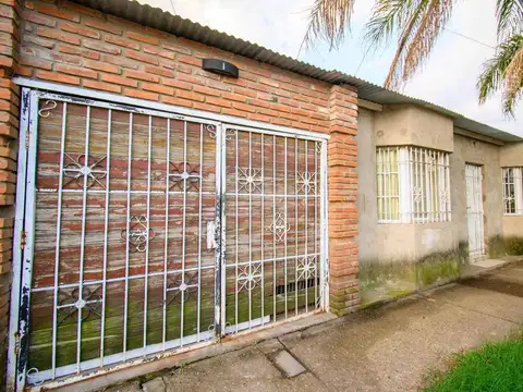 Venta- Casa 3d, cochera doble y patio -B° Favaloro