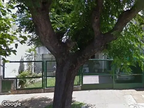 EN VENTA EN CIUDAD JARDIN AMPLIA PROPIEDAD DE 5 AMBIENTES EN P.B. CON COCHERA - FICHA 7849