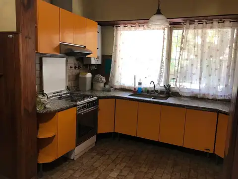 Casa 5 ambientes con 2 baños