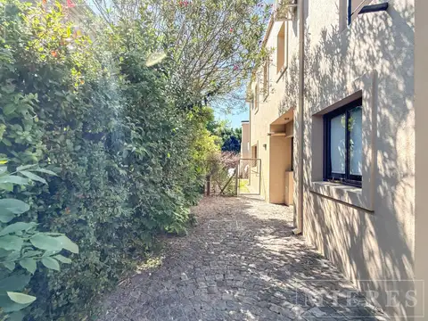 Casa 8 ambientes con 5 baños