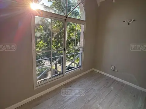 Casa en Alquiler con 4 cocheras