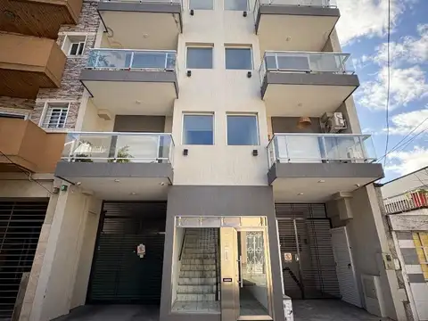 Dept. en venta 2 ambientes, semipiso al frente