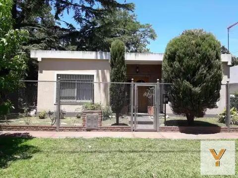 Casa en venta - 3 Dormitorios 1 Baño - Cochera - 405Mts2 - Burzaco