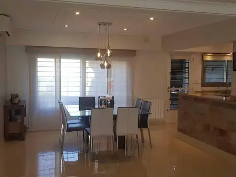 Casa 6 ambientes con 4 baños