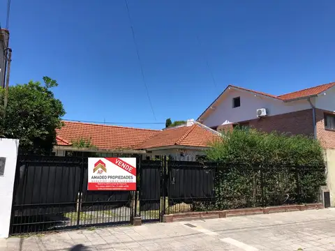 Gran casa 4 amb con cochera, patio y jardin, APTA CREDITO. Ubicada en Chimento 230 Lomas de Zamora