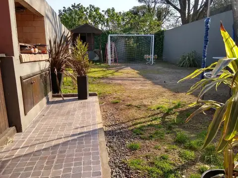 Casa 4 ambientes con 2 baños