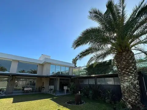 Casa minimalista en Venta en Castelar Norte