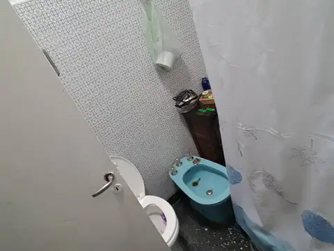 EN VENTA EN EL PALOMAR CASA DE 3 AMBIENTES EN TERRENO PROPIO AL FRENTE + GARAGE/LOCAL - FICHA 7414