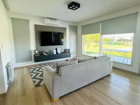 Casa en Venta con 3 cocheras