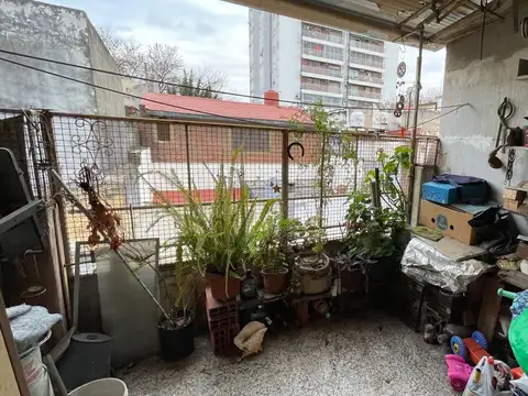 T/CASA DE 3AMB C/DEPEN. 1º PISO AL FRENTE C/ ENTR INDEPENDIENTE de 100Mts2. ZONA DE PASAJES. S/EXPEN