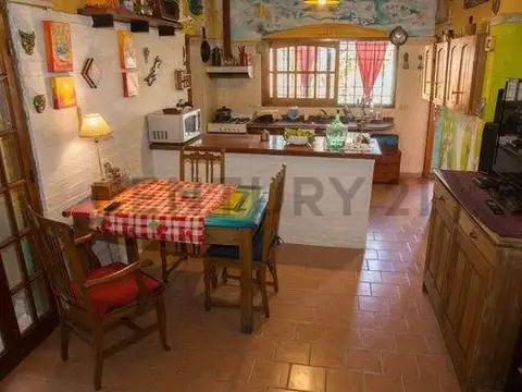 VENTA CASA 4 DORMITORIOS CON COCHERA EN Bº ALBERDI