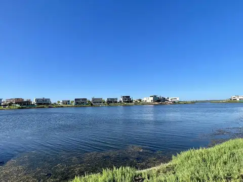 Lote a la laguna en venta en Puertos del Lago - Barrio Costas - Orientacion Norte