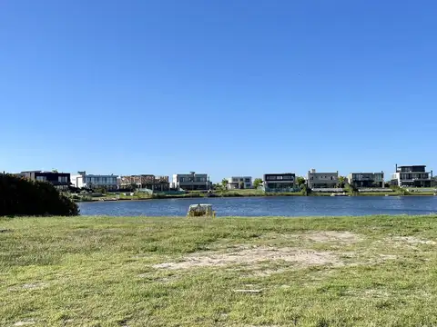 Lote al lago en Costas Puertos del Lago al 100